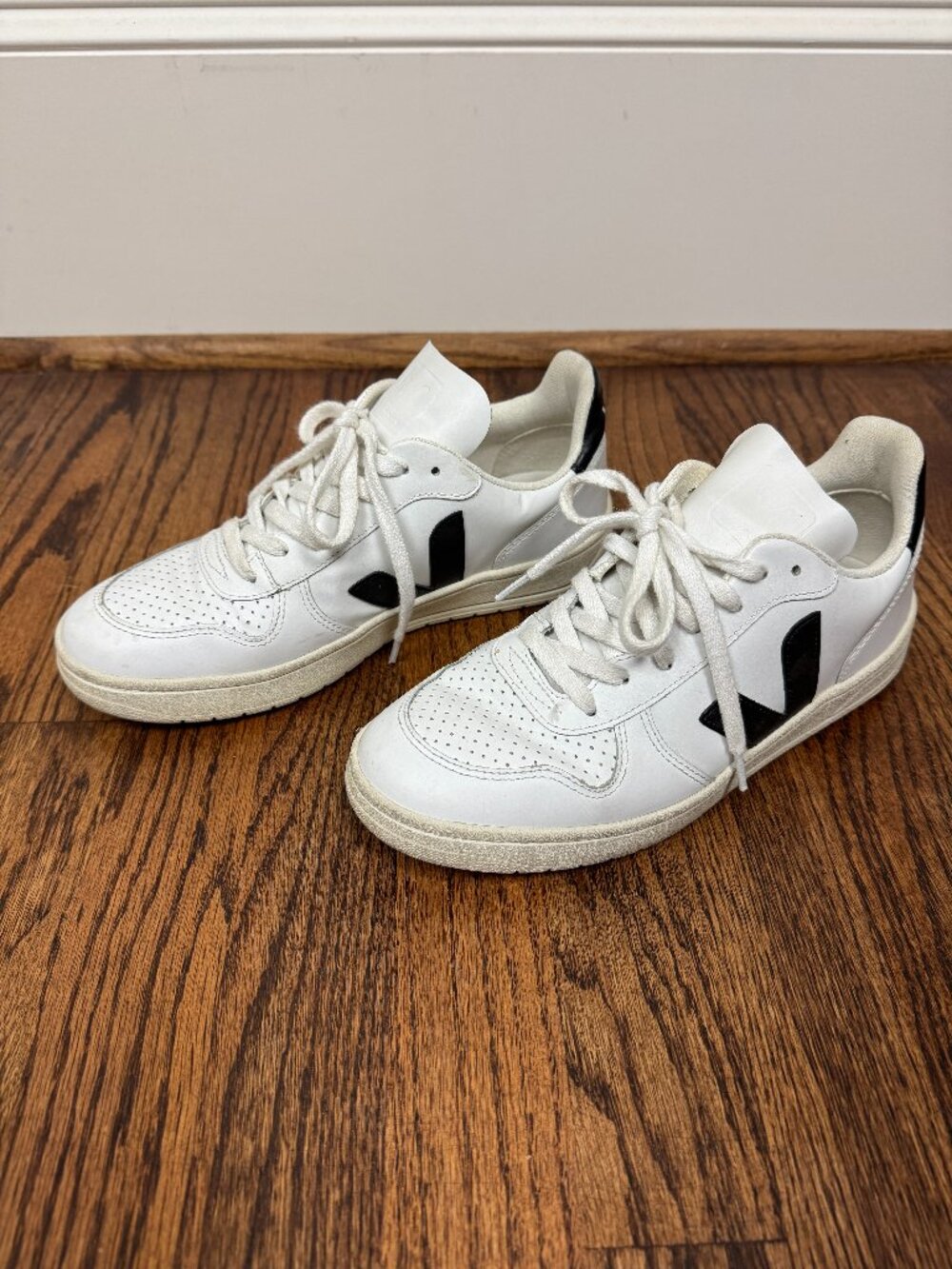 Veja V-10 Lace Up Sneakers White Black Women's 8 - 8.5